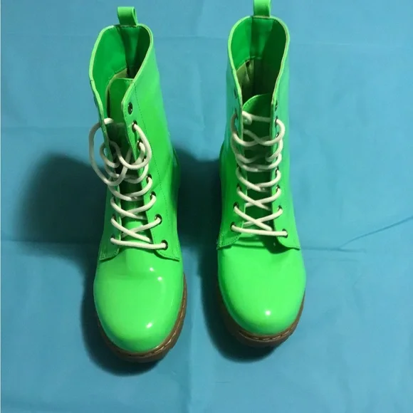 Size 6.5 green boots. Rarely worn. Slightly above ankle. Fun fashion! - Picture 3 of 8